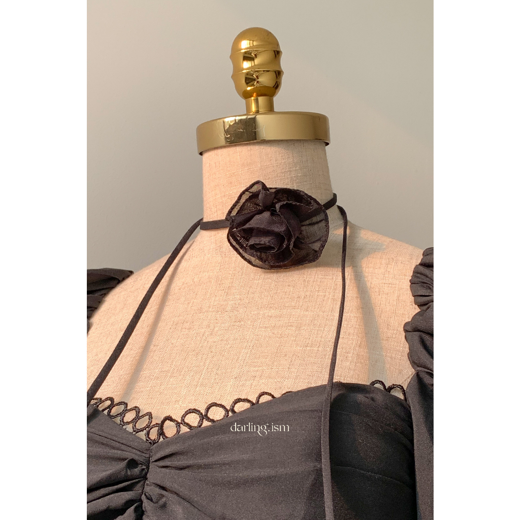 DARLING.ISM - สร้อยคอมุกแฮนด์เมดดอกไม้สีดํา