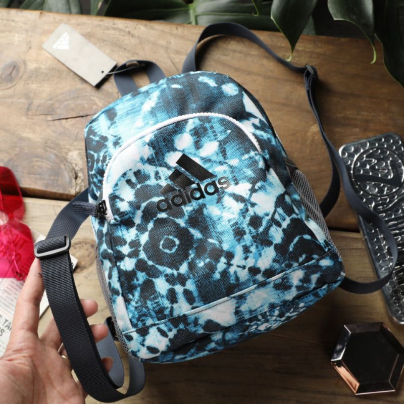 Adidas Mini Backpack สําหรับผู ้ หญิงในสีที ่ ไม ่ ซ ้ ําใคร
