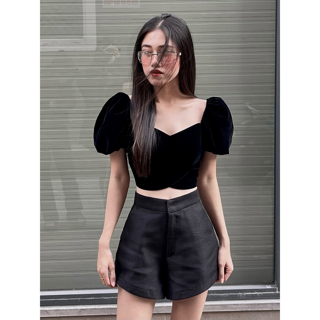 เสื้อครอปแขนพองมีหัวเข็มขัดโลหะด้านหลังด้วยกํามะหยี่สีดํา - HOO DESIGN