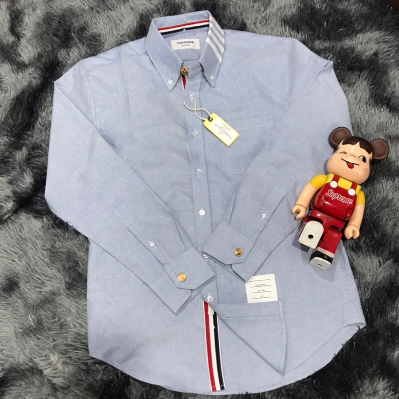 Tb - OXFORD THOM BROWN BLUE LONG SLEEVE SHIRT สําหรับผู้ชายและผู้หญิง, 3 ปุ่มสีเหลือง, แท็กเต็มรูปแบบ, FLAG ON BACK MENSWEAR WOMENSWEAR SHIRT