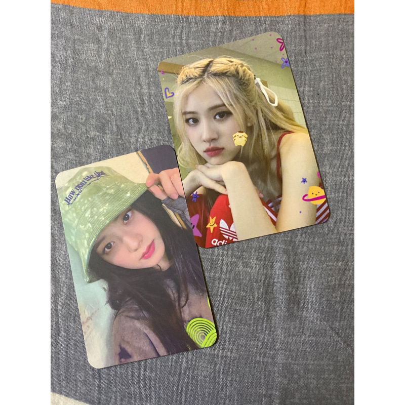 ภาพถ่าย 2 การ์ด JISOO หมวกสีน้ําเงินและพัดลม Rosé Blackpink