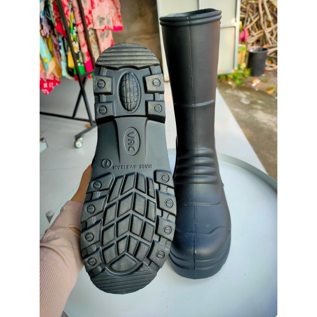 รองเท้าบูทโฟมสีดําน้ําหนักเบาพิเศษพื้นหนาจากการยืนกันน้ํายี่ห้อ VAC – ขนาดเต็ม – ภาพจริง