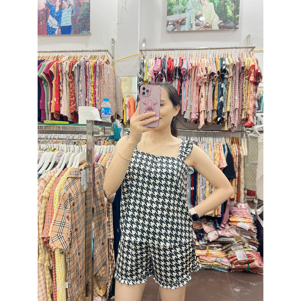 Karoll ชุดโฮมแวร์ผ้าไหมสุดหรู เสื้อและกางเกงขาสั้น 2 ชิ้น NH23.026 (Ngeen Huong Publishing House - P