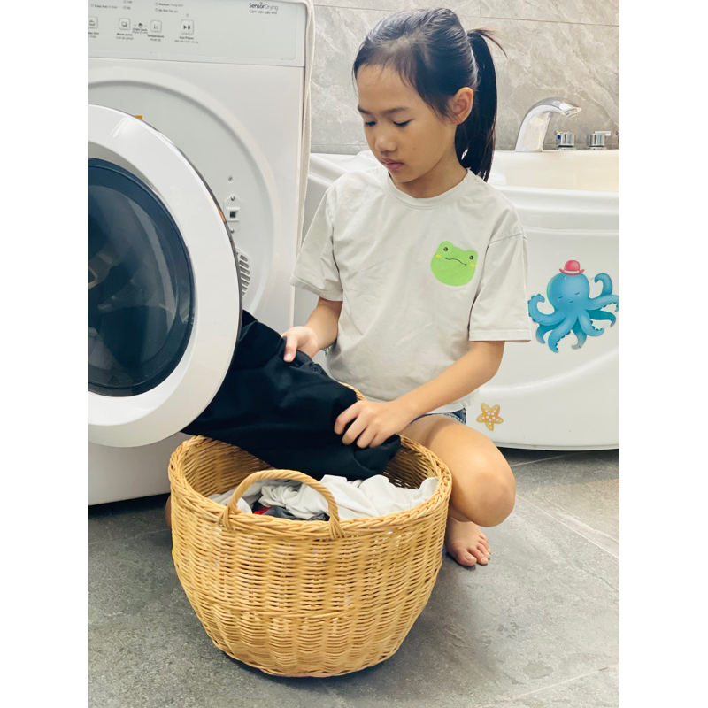 ตะกร้าหวายทรงกลมพร้อมผักตบชวาและกกสําหรับปลูกพืชในร่มเก็บเสื้อผ้าสกปรกในห้องน้ําและโรงแรม