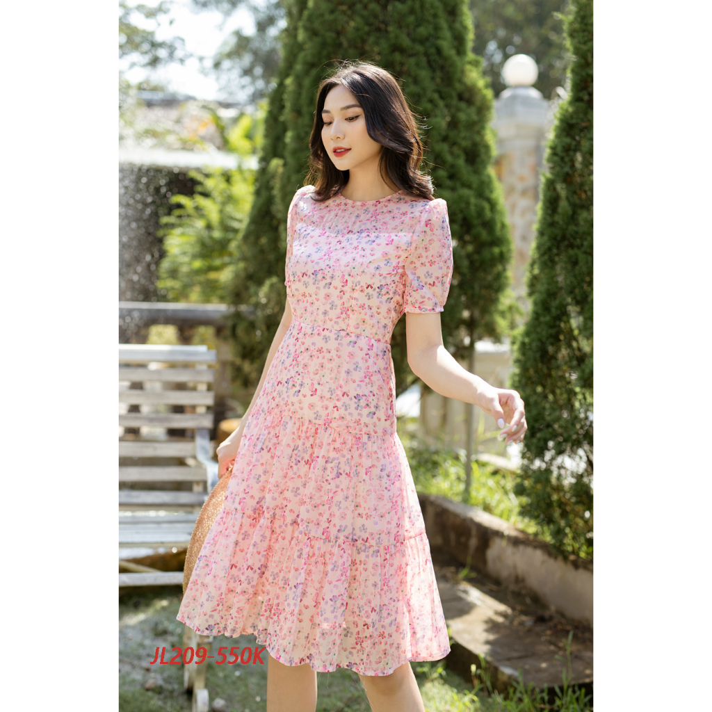 Jenny Le - เดรสผ้าไหมลายดอกไม้แขนสั้นแต่งระบาย (Lily Dress) JL209