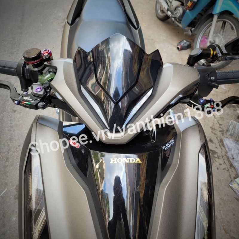 Vario 2018->2021 Carbon Black Front Wolf Crown
