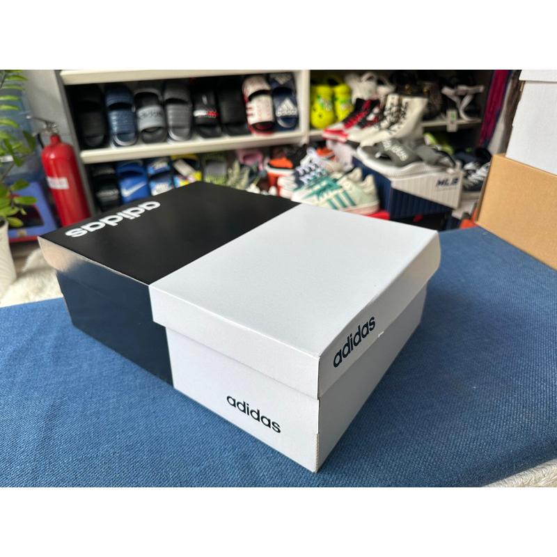 Adidas Box สีดําและสีขาว ไซส ์ 35x24x12 ( Can Hold Shoes size 46-47🚚
