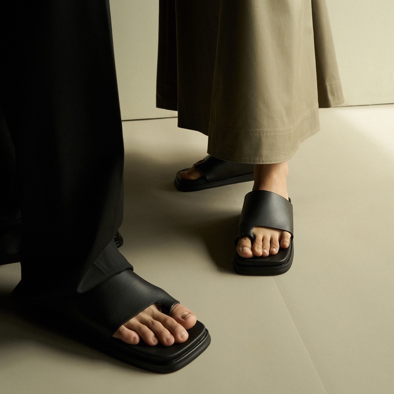 WAA STUDIO - รองเท้าแตะเจาะ Pass