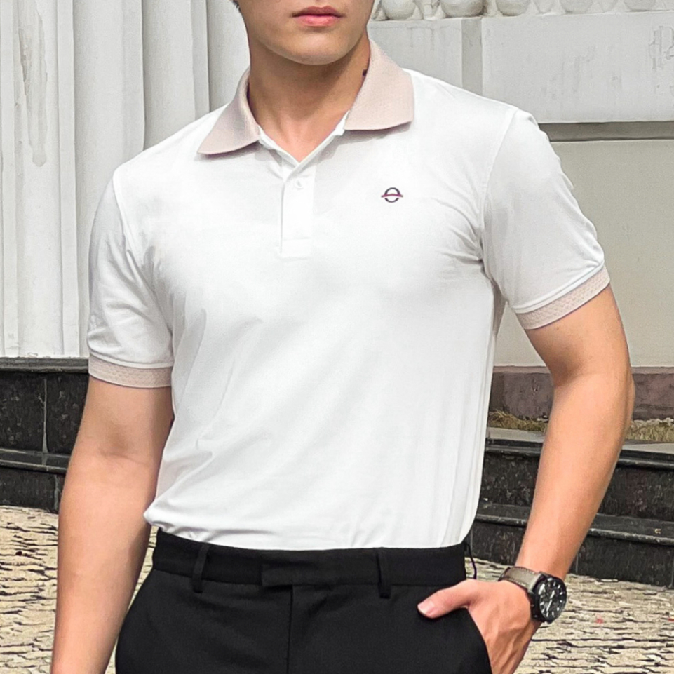 PO277-1 DOCAS เสื้อโปโลผู้ชาย CMC ผ้าคอตตอนสีขาวคอปกลายทางสีเบจ Regular Fit