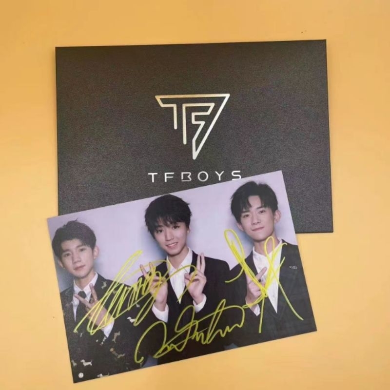 TFBOYS ภาพถ่ายลายเซ็นมือ TF Family Vuong Ngueen Vuong Tuan Egg Dich Duong Thien Ty
