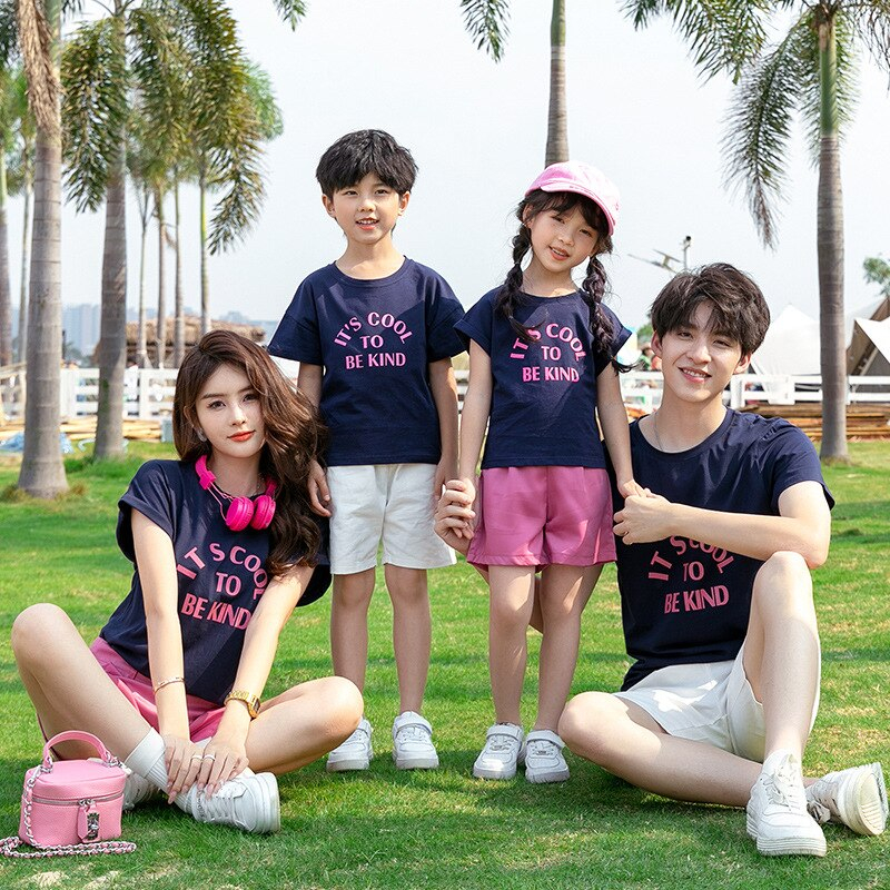 เสื้อครอบครัว Familylove - ชุดครอบครัว พิมพ์ลาย ITS COOL TO BE KIND ผ้าคอตตอน 100%