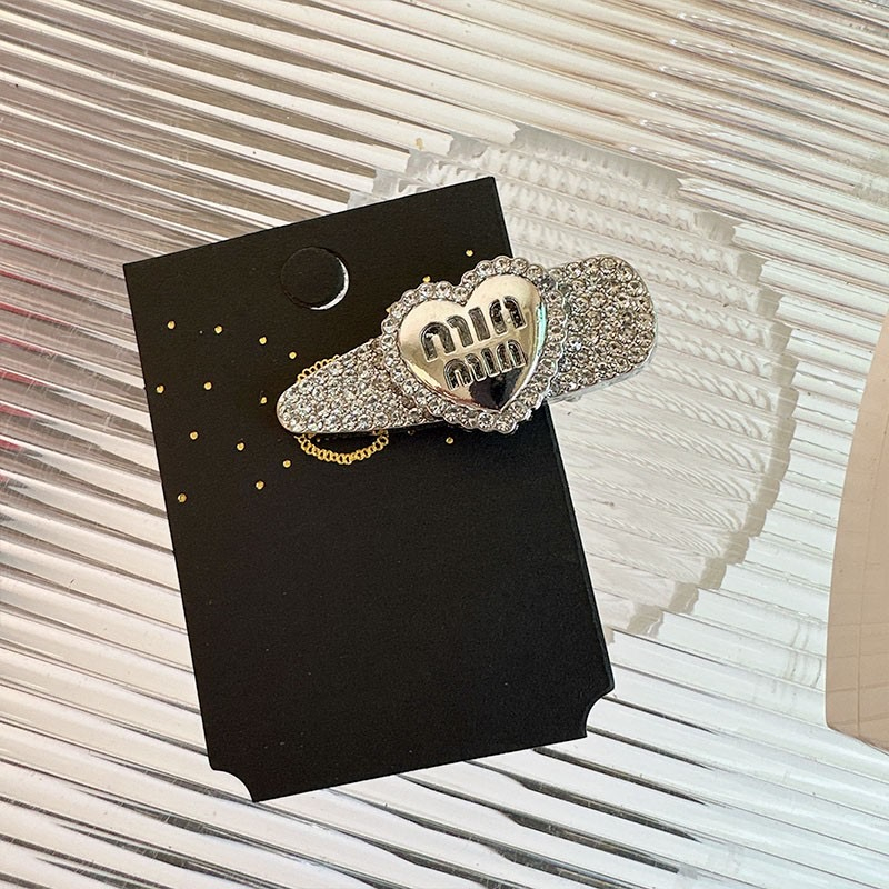 กิ๊บติดผมตัวอักษรโลหะ MiuMiu พร้อมหินประกาย