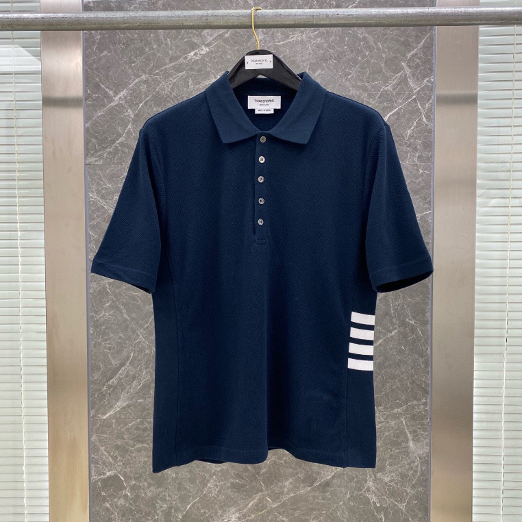 TB THOME BROWNE เสื้อโปโลลายทางสีกรมท่าทําจากผ้าฝ้ายป่านคุณภาพสูง เสื้อโปโลผู้ชายหรูหราและมีสไตล์