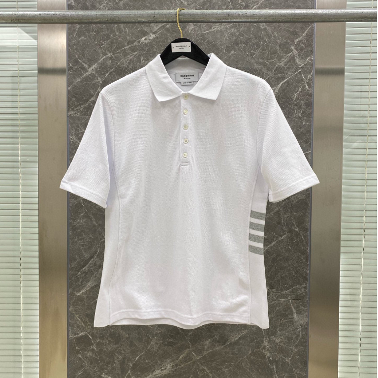 TB THOME BROWNE เสื้อโปโลลายทางสีขาวทําจากผ้าฝ้ายป่านคุณภาพสูงเสื้อโปโลผู้ชายสุดหรูสไตล์บุคลิกภาพและ
