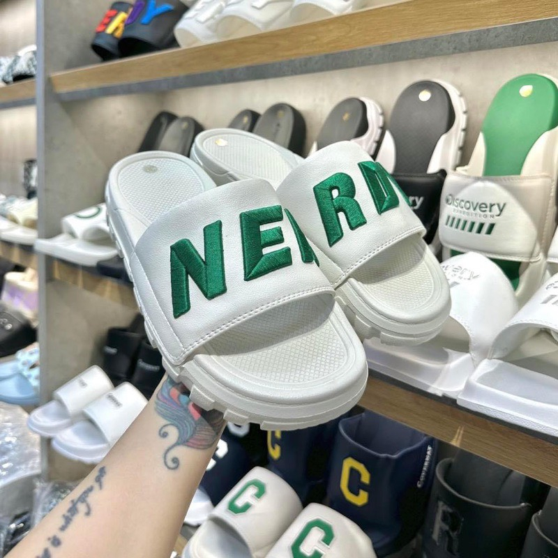 Nerdy ปักนูนรองเท้าแตะแนวนอนสําหรับ Unisex ขนาดเต็มและ Soft Sole 4 นิ้วสูงสีต่างๆ