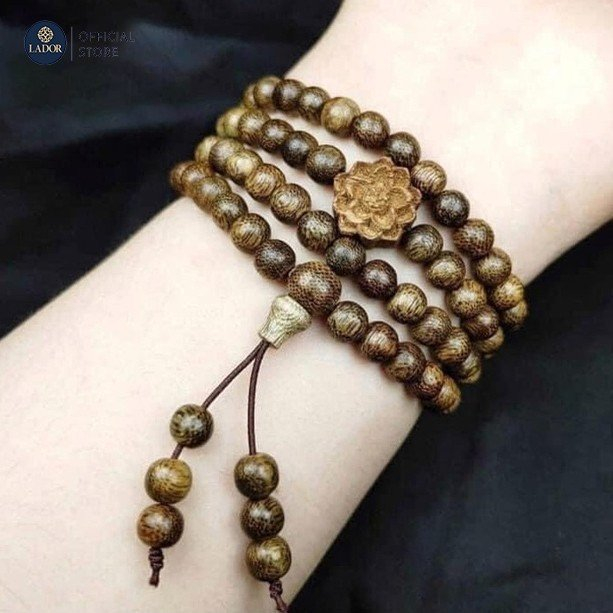 สร้อยข้อมือลูกประคําไม้กฤษณาเม็ดไม้กฤษณา 108 เม็ด และกล่องโบรเคด ขนาด 6 มิล - ลาดอร์ เครื่องประดับ