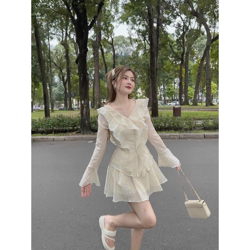 ชุดเดรสแฟชั่นผู้หญิงใส่ไปเที่ยวผ้าไหมชีฟองคอวีแขนระบายยาวผสมกระโปรงบาน 2 สี สีครีมและสีดํา