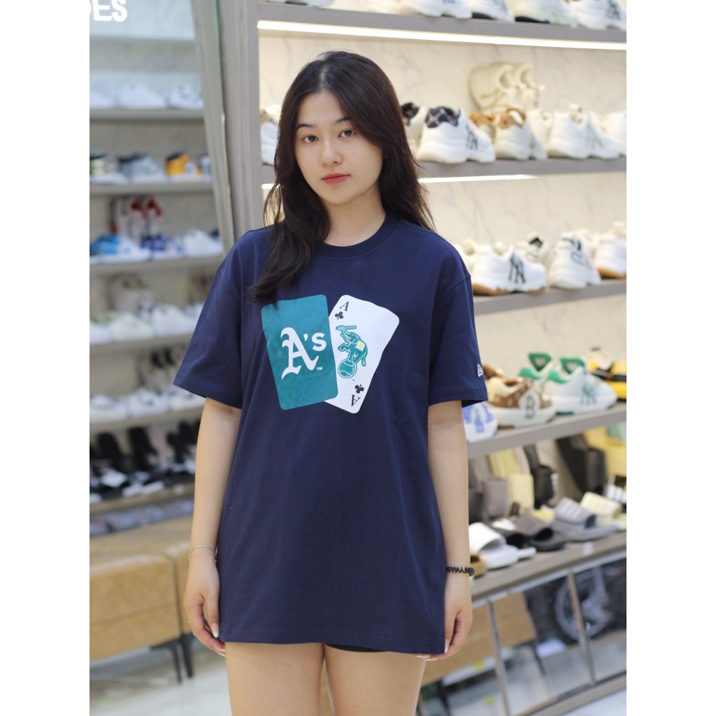 [GENUINE] เสื้อยืด NEW ERA - PLAY CARD OAKLAND ATHLETICS - NAVY - CODE : 13702544