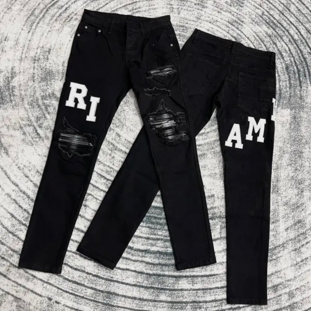Amiri Mens Jeans สีดําเข้มปักลายตัวอักษรหนัง AMIRI สีขาว เข่าขาดและหนังแพทช์ สีดําและสีเทาย่น Bare -