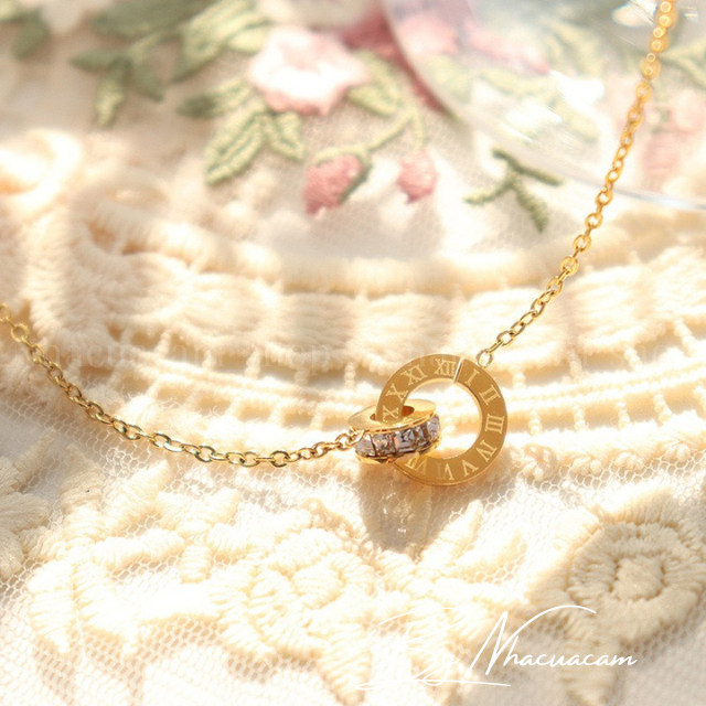 สร้อยคอไทเทเนียมผู้หญิง Nha Cua Cam พร้อมวงกลมโรมันประสาน - ไม่เป็นสนิม ทนทาน