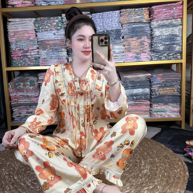 ชุดนอนหมีทองคอปกปมยาวแขนสั้นผ้าไหมคุณภาพสูง TK จาก 2CE