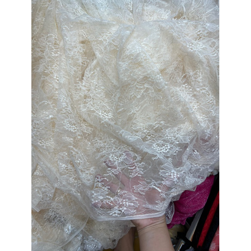 บน ผ้าลูกไม้ขนตาประกายเลื่อมหลายสีสําหรับทําชุดแต่งงานและชุดราตรี