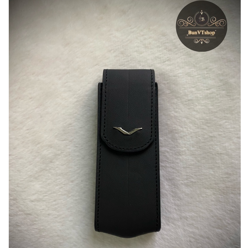 Vertu signature s เคสหนังมีโลโก้สีดําและฝาพับสีเงิน