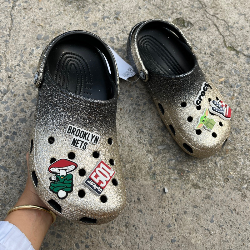 [ผลิตภัณฑ์คุณภาพสูงของแท้] รองเท้าแตะ Crocs Classic Glitter ของแท้ สินค้าเดิมไม่มีตําหนิ ไฟสุดๆ ทนทานมาก แถมชาร์ม 6 เม็ด