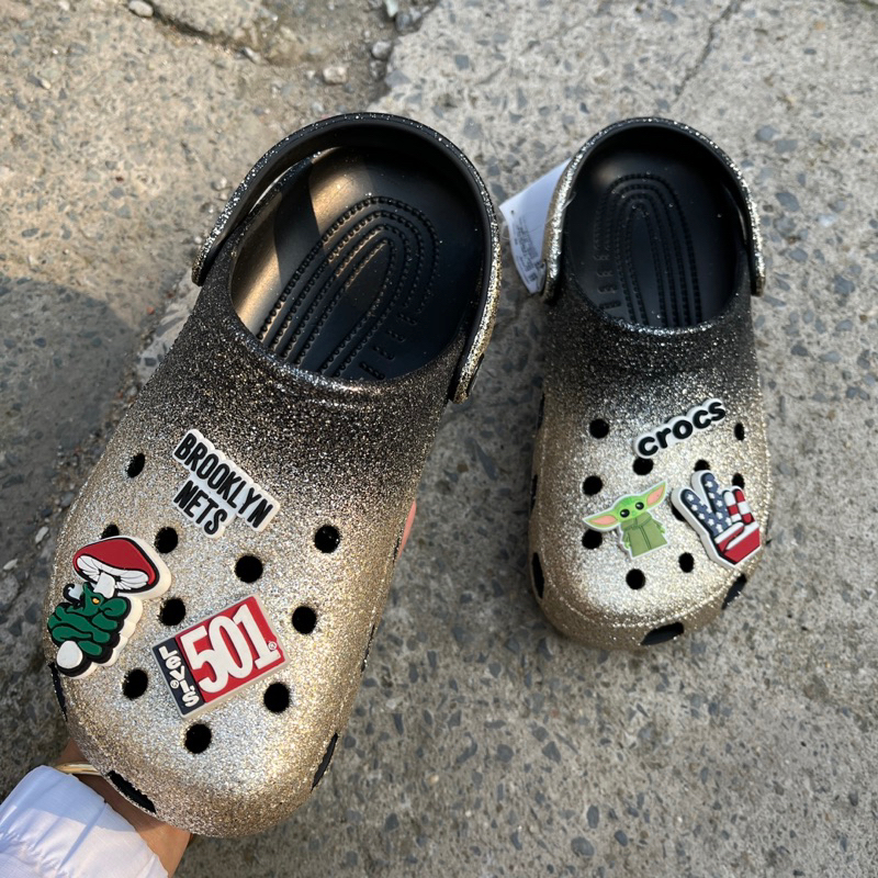 [ผลิตภัณฑ์คุณภาพสูงของแท้] รองเท้าแตะ Crocs Classic Glitter ของแท้ สินค้าเดิมไม่มีตําหนิ ไฟสุดๆ ทนทานมาก แถมชาร์ม 6 เม็ด