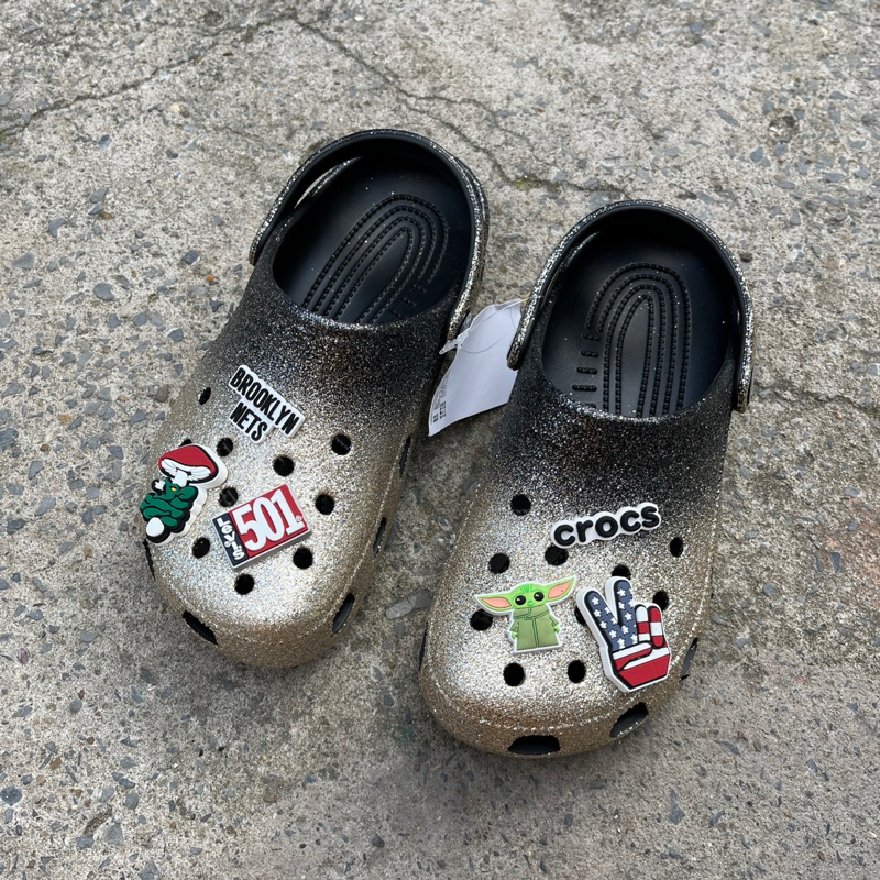 [ผลิตภัณฑ์คุณภาพสูงของแท้] รองเท้าแตะ Crocs Classic Glitter ของแท้ สินค้าเดิมไม่มีตําหนิ ไฟสุดๆ ทนทานมาก แถมชาร์ม 6 เม็ด
