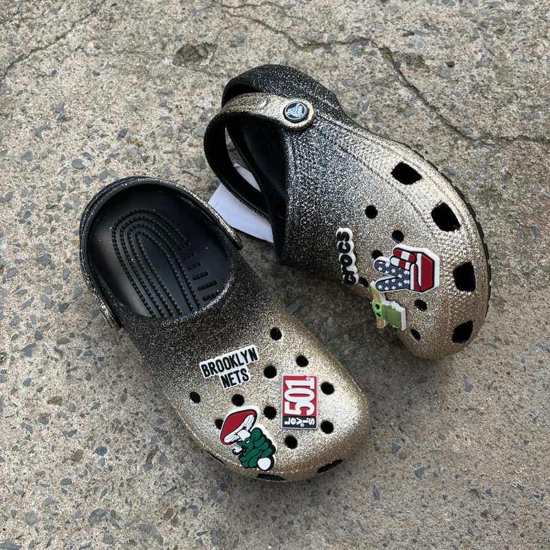 [ผลิตภัณฑ์คุณภาพสูงของแท้] รองเท้าแตะ Crocs Classic Glitter ของแท้ สินค้าเดิมไม่มีตําหนิ ไฟสุดๆ ทนทานมาก แถมชาร์ม 6 เม็ด