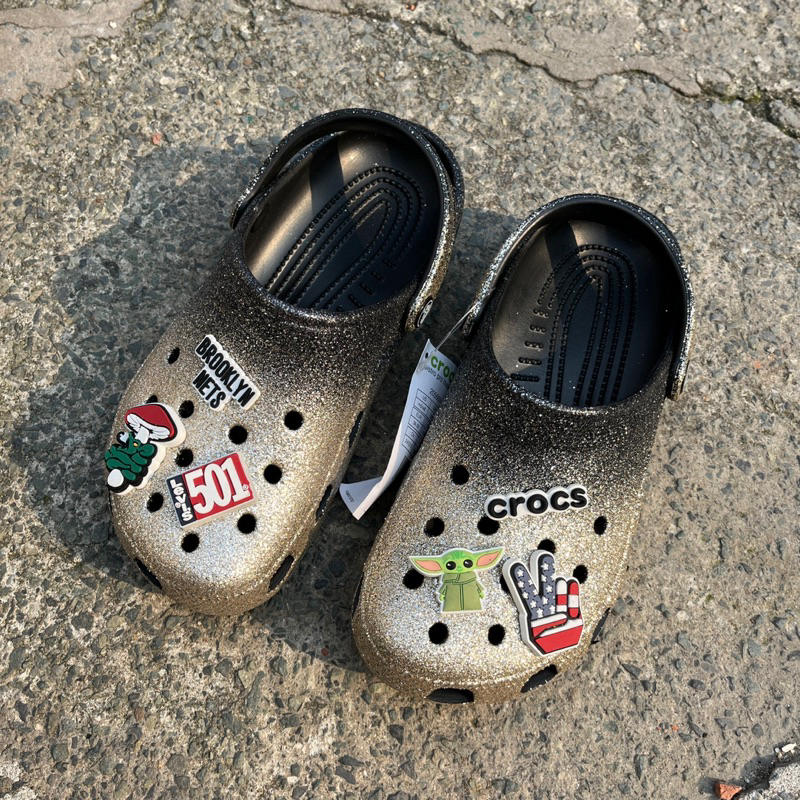 [ผลิตภัณฑ์คุณภาพสูงของแท้] รองเท้าแตะ Crocs Classic Glitter ของแท้ สินค้าเดิมไม่มีตําหนิ ไฟสุดๆ ทนทานมาก แถมชาร์ม 6 เม็ด