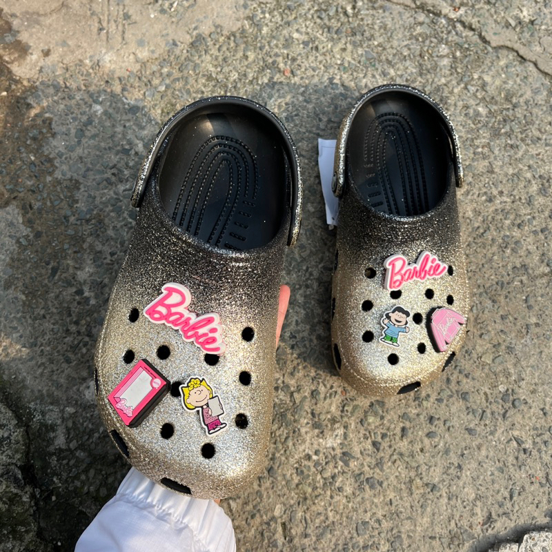 [ผลิตภัณฑ์คุณภาพสูงของแท้] รองเท้าแตะ Crocs Classic Glitter ของแท้ สินค้าเดิมไม่มีตําหนิ ไฟสุดๆ ทนทานมาก แถมชาร์ม 6 เม็ด