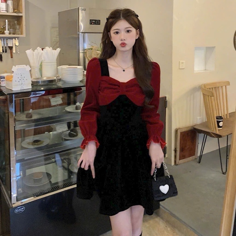 ชุดเดรสแฟชั่นผู้หญิงใส่ออกไปข้างนอกกํามะหยี่แท้ผสมสีดําและสีแดงคอเหลี่ยมแขนยาวผูกโบว์กระโปรงบานทรงเอ การควบคุมคุณภาพ