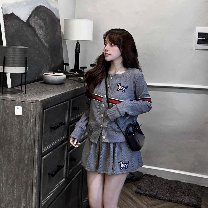 (สินค้ามาตรฐาน+ภาพถ่ายจริง) Thome Browne Wool Set เสื้อปักสุนัขแขนยาวติดกระดุมกระโปรงจีบสีขาวสีฟ้าสี