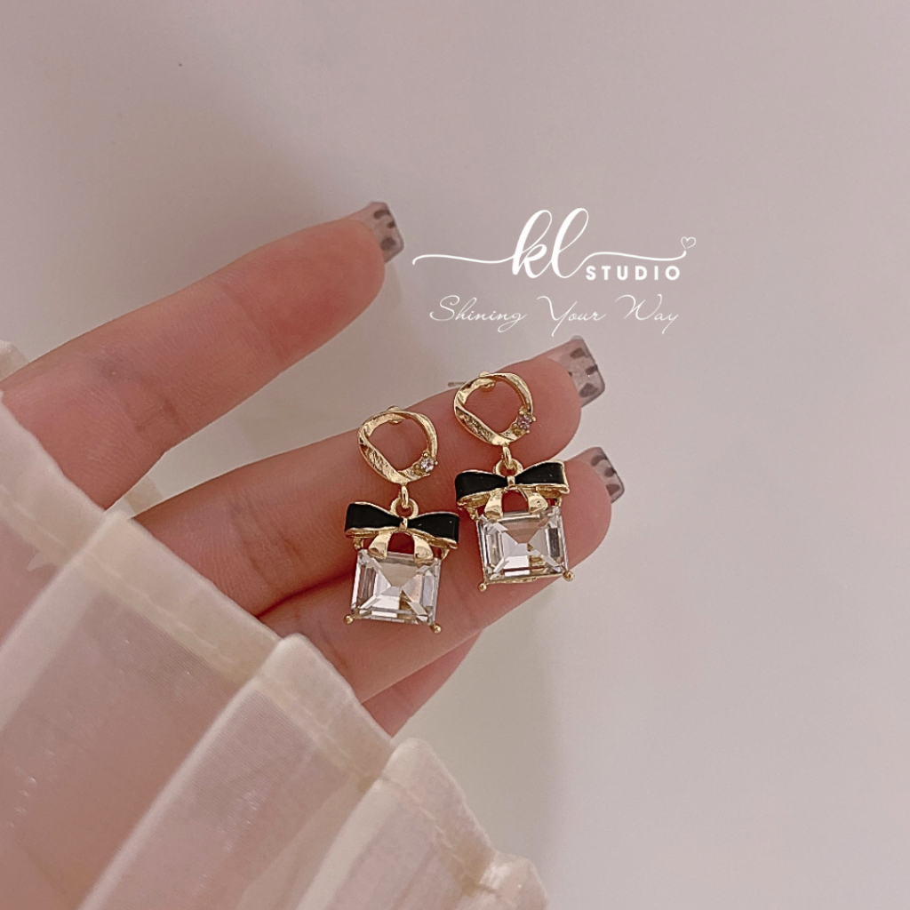 [KL.Studio] ต่างหูโบว์สีดําหินทรงสี่เหลี่ยมสุดหรู - E31