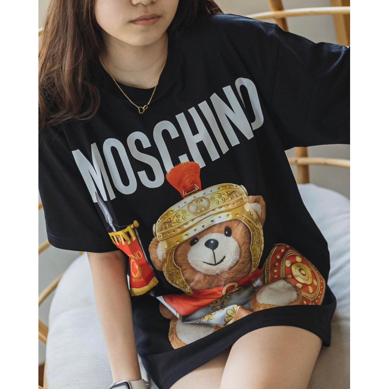 เสื้อยืด Moschino Teddy ส่วนหนึ่ง 1 CUSTOM 10 ลายสวยมาก เสื้อยืด Unisex สําหรับผู้ชายและผู้หญิง