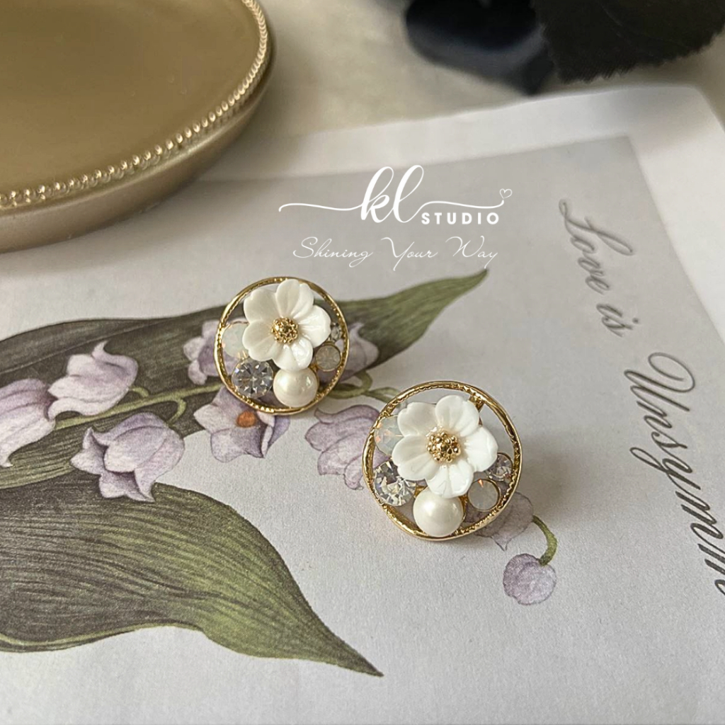 [KL.Studio] ต่างหูดอกไม้ 3D ทรงกลมเงินแท้ 925 พร้อมหินหรูหราอ่อนโยน - E62