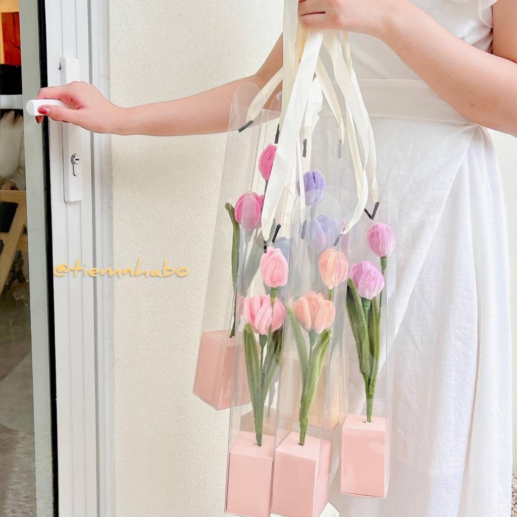 กล่องดอกไม้ TUPLIP พร้อมดอกไม้ของขวัญ 2 ชิ้น พร้อมที่จับ