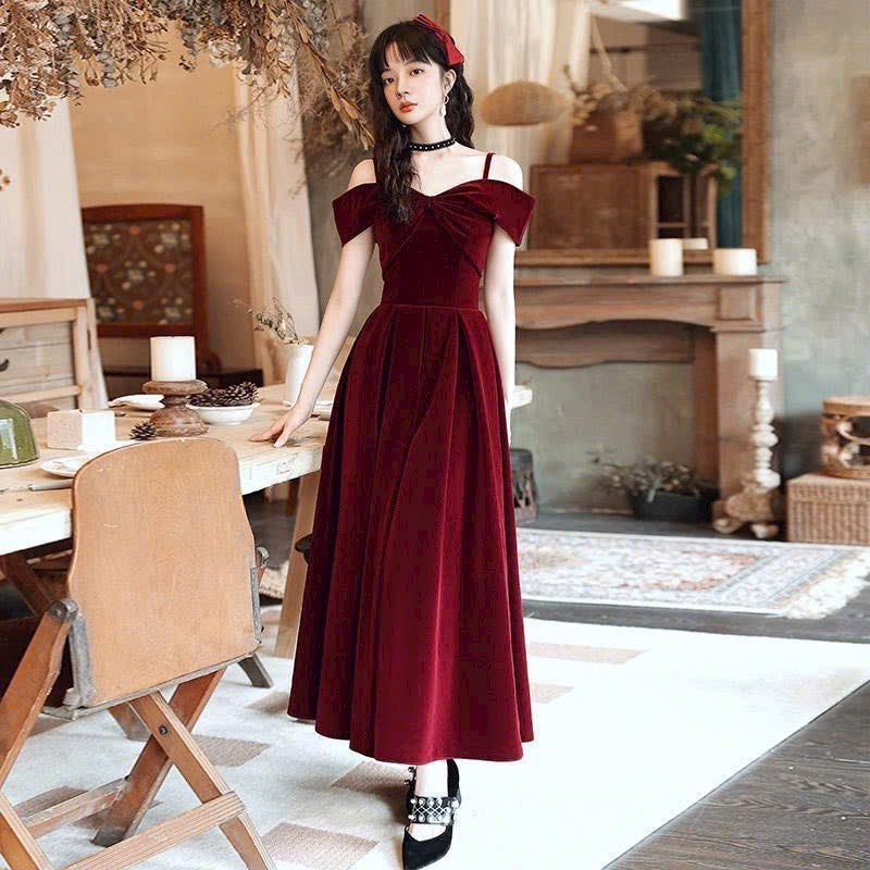 ชุดเดรสแฟชั่นผู้หญิงใส่ไปเที่ยว เทท เนื้อหนา อุมิ ปาดไหล่พร้อมสายสะพายไหล่กระโปรงบาน แมกซี่ สีแดงดีไซน์หรูหราสําหรับงานปาร์ตี้