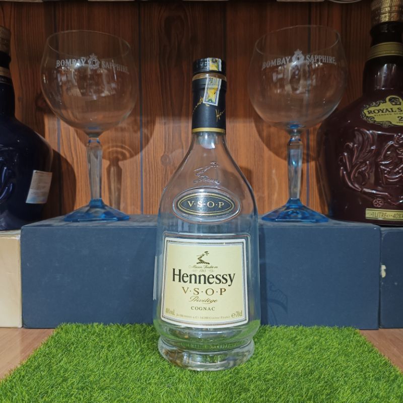 Hennessy VSOP ขวดไวน์ต่างประเทศแสดงการตกแต่งที่สวยงามสูง