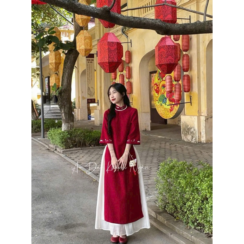 ชุด Ao dai สําหรับ Tet แฟชั่นระดับไฮเอนด์สําหรับผู้หญิง ผลิตจาก HARD VELVET ปักลาย แขนหลวม ผสมกระโปรงไหมพรมร้านแม็กซี่สีแดงและสีขาว
