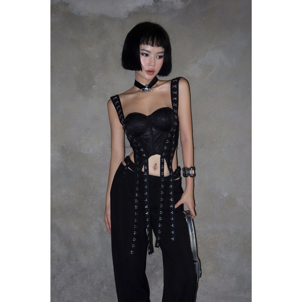 บาร์ซี.กรัม| เสื้อเชิ้ต PERL CORSET สีดําผสมผสานกับสายโลหะสร้างความแข็งแกร่งและตัวหนา (SHOP OFICIL)