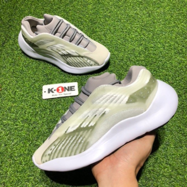 Yz 700 V3 R11 รองเท้าผ้าใบสําหรับผู้ชายและผู้หญิง