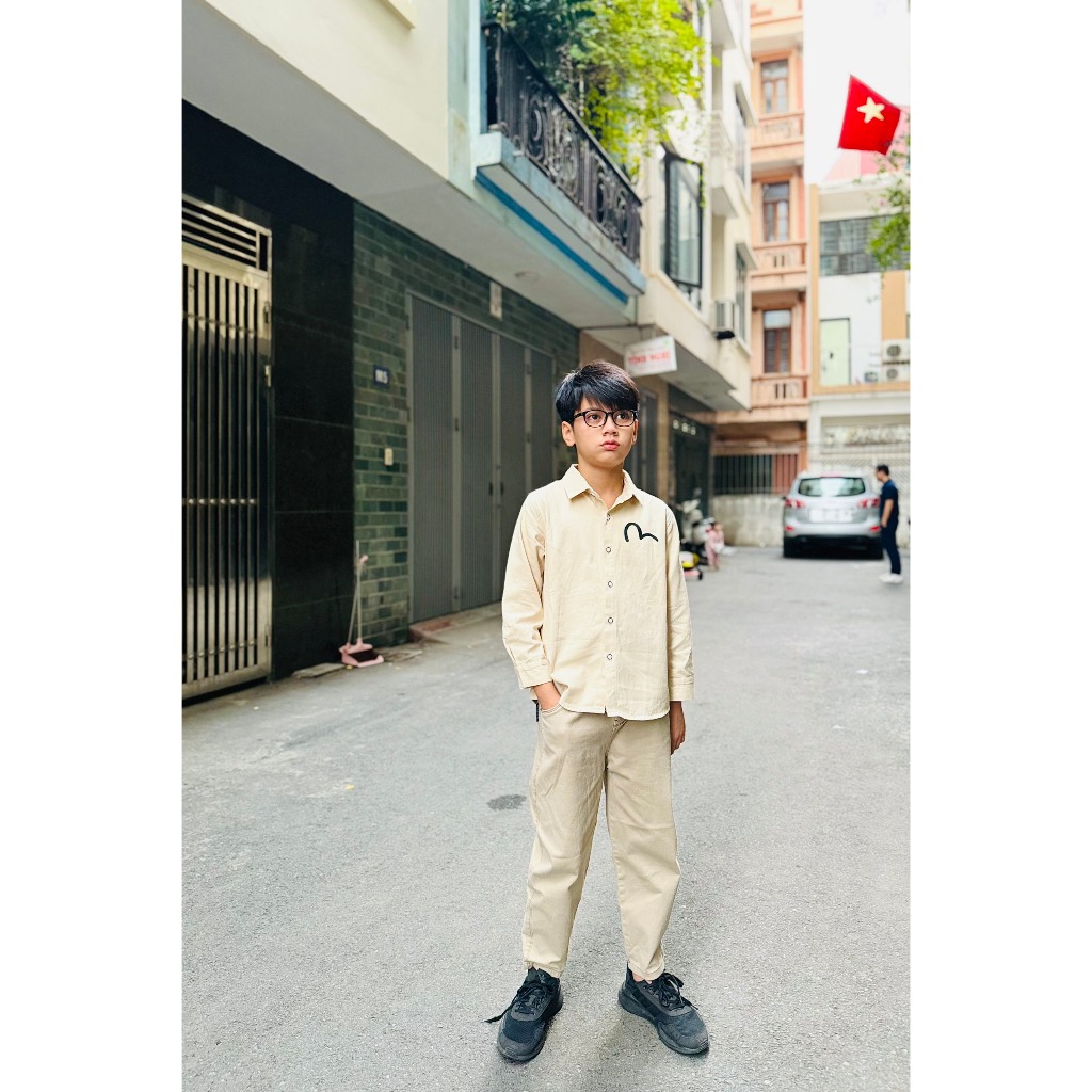 เสื้อเชิ้ตแขนยาวครีมเรียบรูปตัว M แฟชั่นปักหน้าอกสําหรับเด็กรัสเซีย Fish A1K0C0