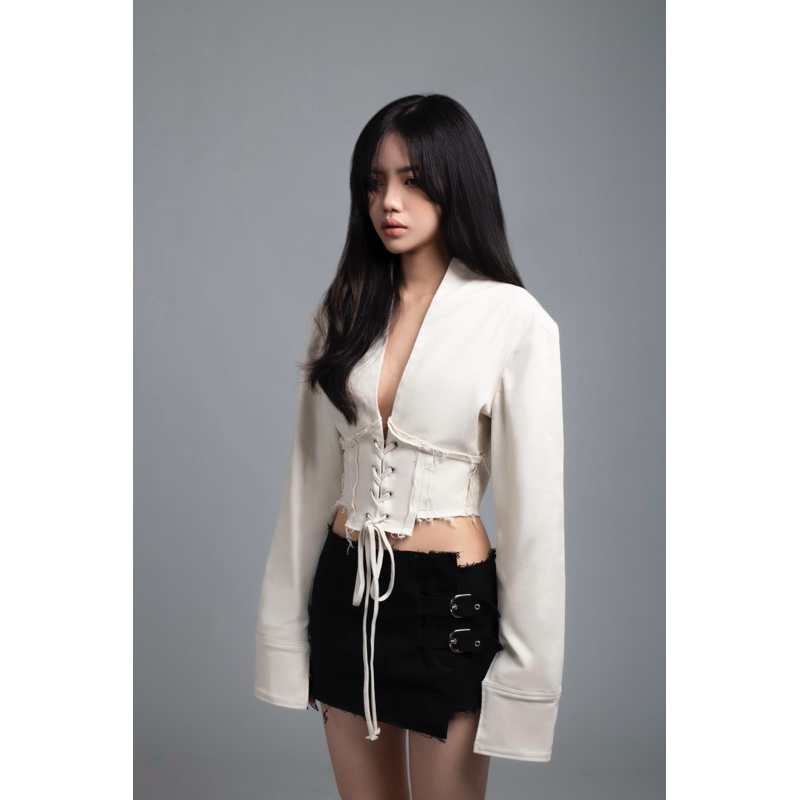 Loan Xi Ngau - ชุดเสื้อแขนยาวคอลึกและกระโปรงสั้นตัดต่ํา