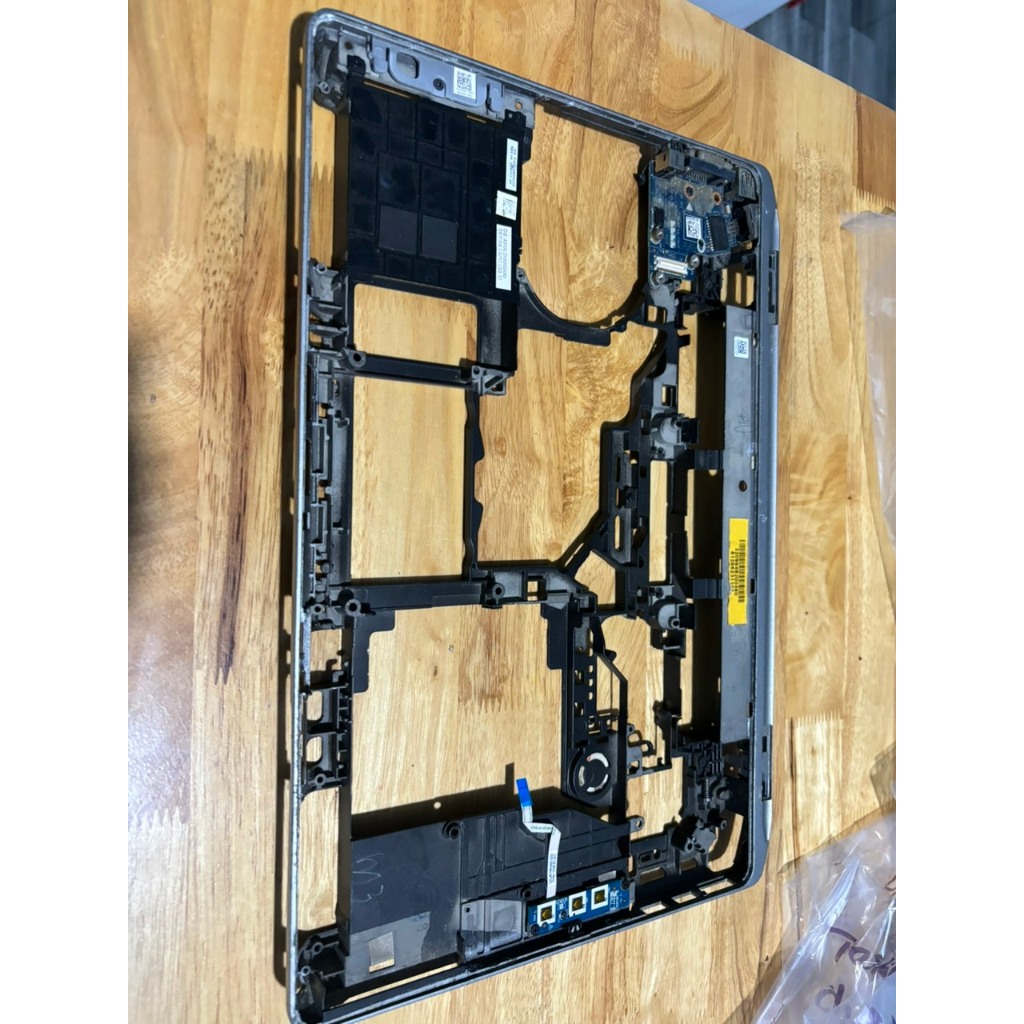 เปลี่ยนเคสแล็ปท็อป Dell Latitude E6430 ด้านข้าง