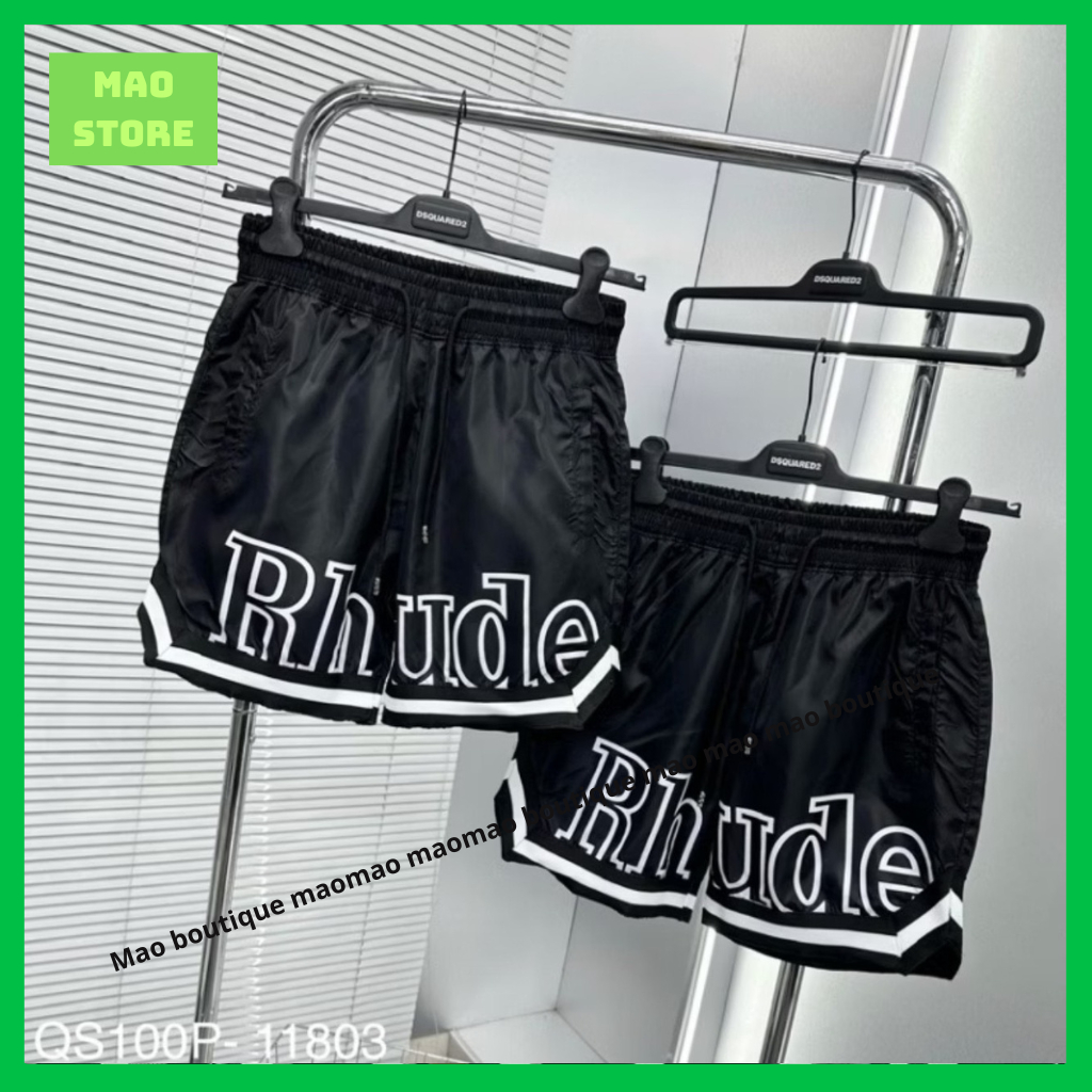 Rhude กางเกงขาสั้นลมผู้ชายสีดําพิมพ์ตัวอักษรสีขาวและลายทางสีดําและสีขาวปักพร้อมท่อ Hem QC 2026