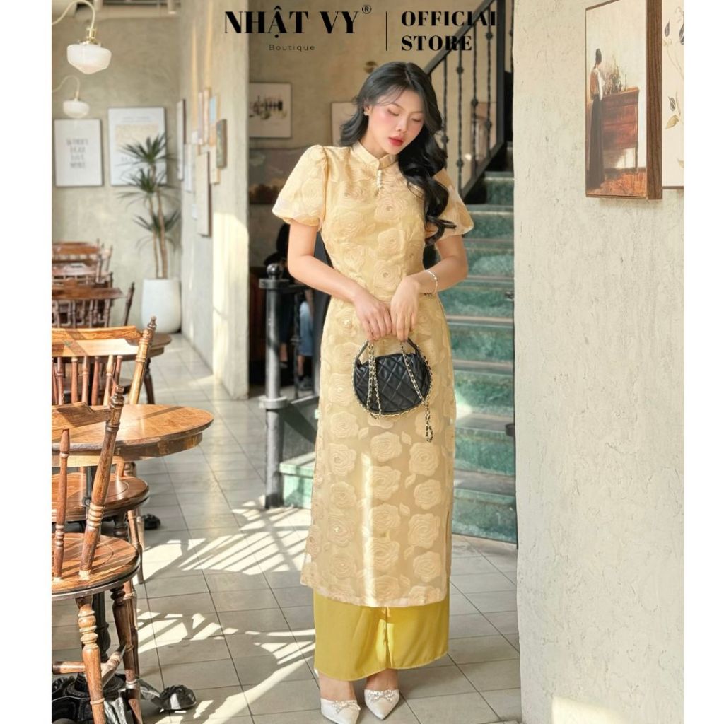 Nhat Vy ao dai พร้อมปกรถไฟและแขนติดกระดุมทําจากผ้าไหมปักดอกไม้เมทัลลิกเหมาะสําหรับออกไปบนถนนฉลองปีให