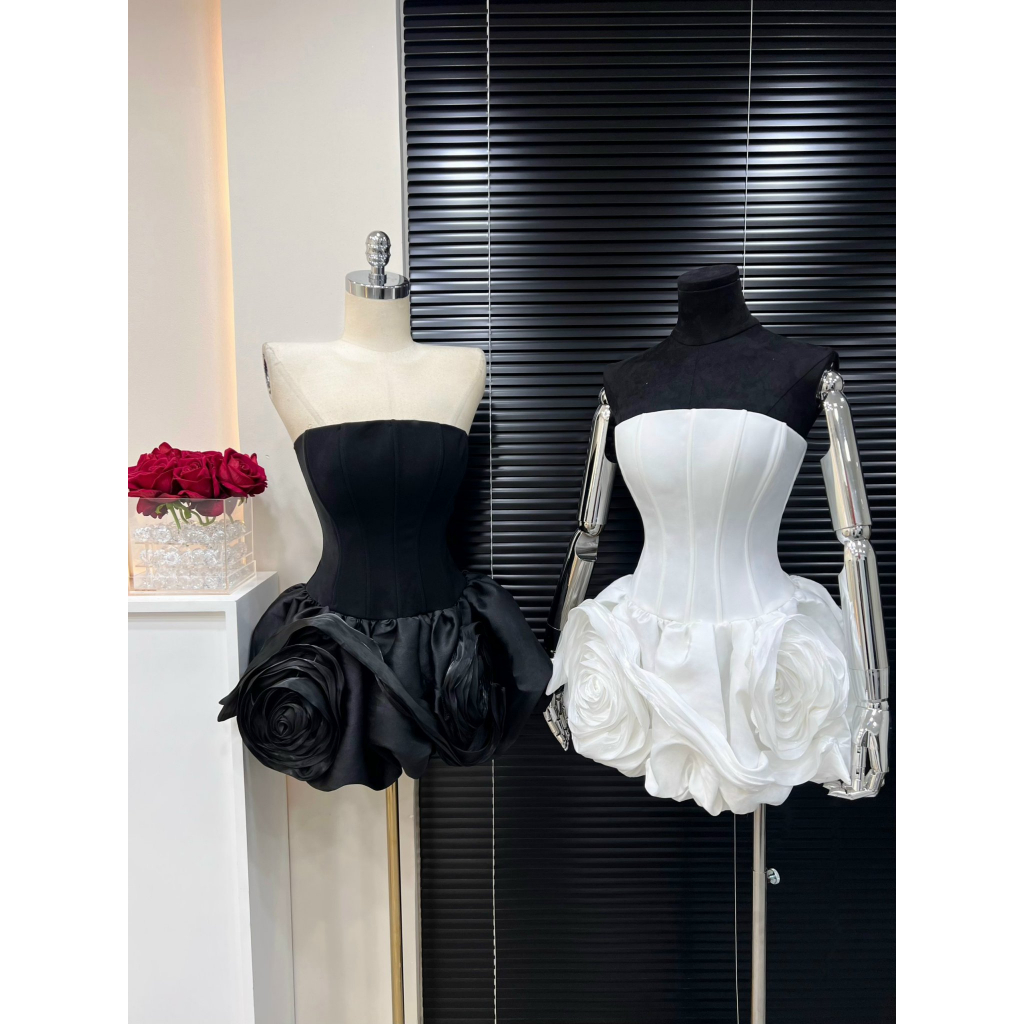 Roy Dress พร้อมสายบานและดอกไม้